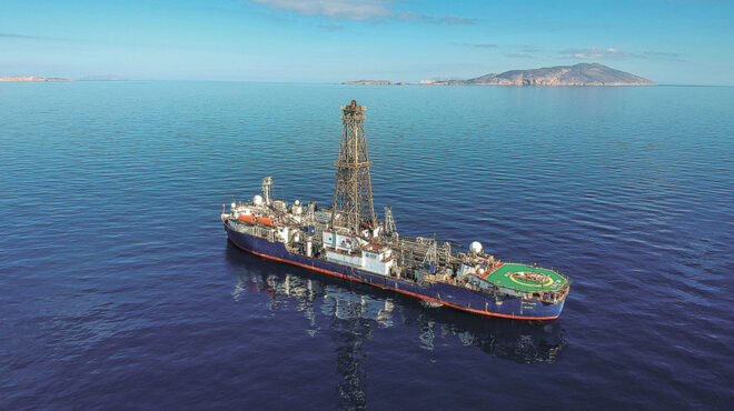 σταθερά-ενεργό-το-κολούμπο-στη-σαντορ-562733953