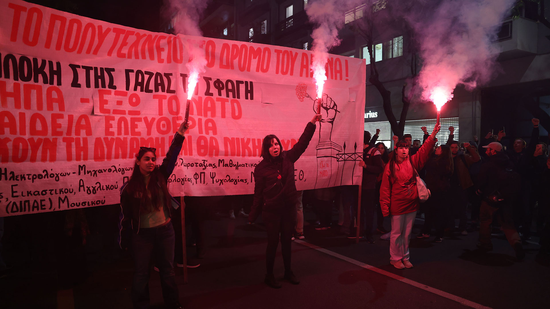 50 χρόνια Πολυτεχνείο: Στιγμιότυπα από τις μαζικές συγκεντρώσεις-10