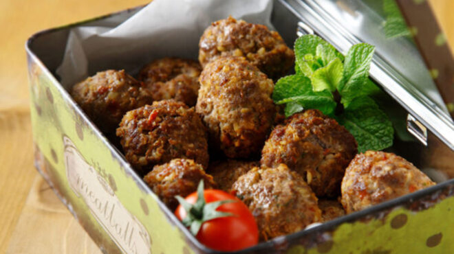 τηγανητοί-κεφτέδες-με-κρασί-και-πάπρι-562713934