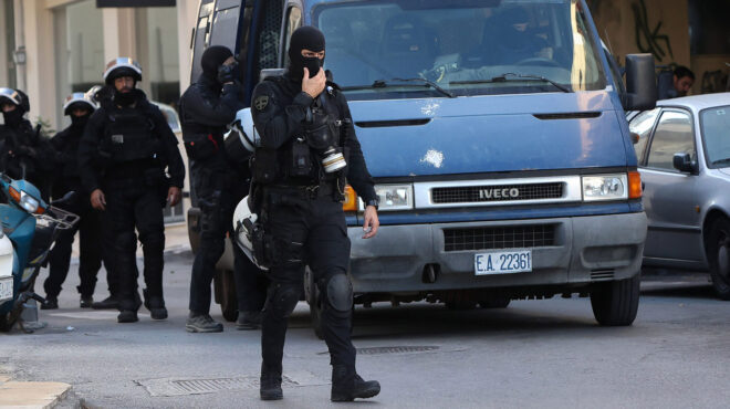 βόμβα-στην-έδρα-των-ματ-στο-μικροσκόπι-562792237