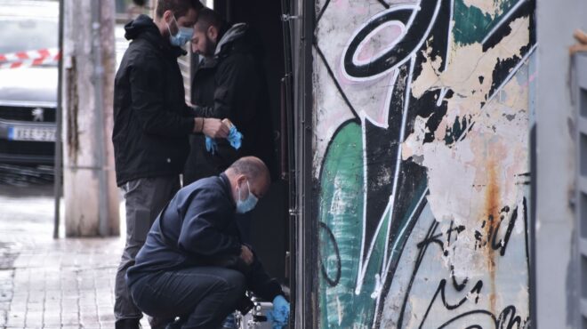 πυροβολισμοί-στο-γκάζι-στο-μικροσκόπ-562788136