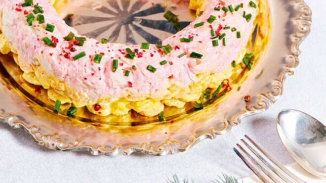 ψάρι-αθηναϊκή-σε-φόρμα-με-γαρίδες-και-μ-562790542