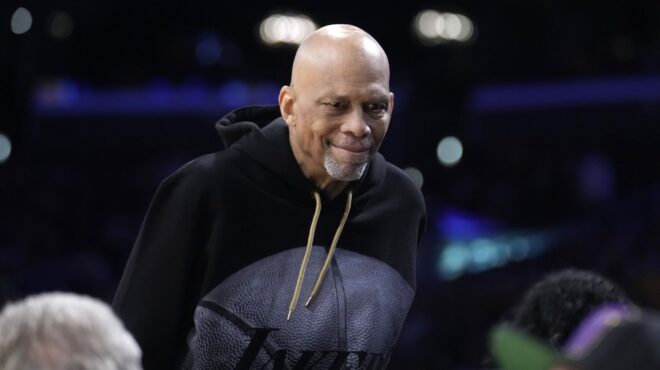 καρίμ-αμπντούλ-τζαμπάρ-στο-χειρουργε-562788085