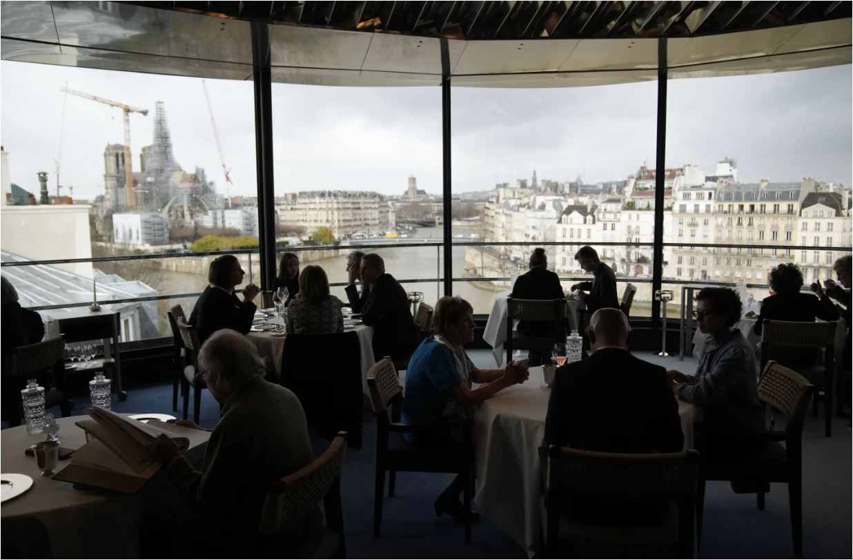 Εκλεκτό πελατολόγιο, 441 χρόνια ιστορίας, κάβα 320.000 κρασιών: Ανοιξε ξανά το θρυλικό Tour d’Argent στο Παρίσι-1