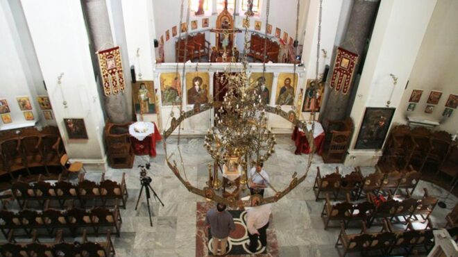 το-ρολόι-μιας-εκκλησίας-μπαίνει-στη-σ-562784002