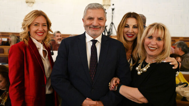 εντός-και-εκτός-η-χώρα-της-χρονιάς-ο-αδ-562794925