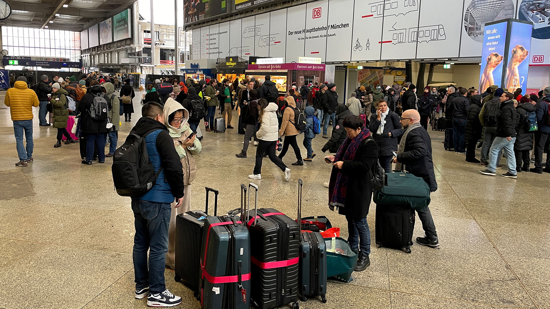 Μόναχο: Σε κλοιό χιονιά για δεύτερη ημέρα – Προβλήματα στις μετακινήσεις-1