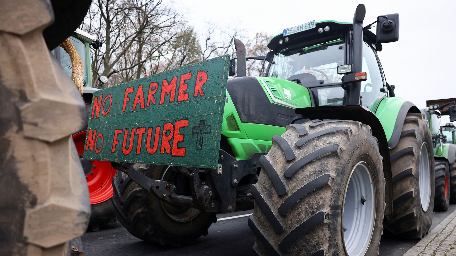 Γερμανία: Τρακτέρ στην Πύλη του Βραδεμβούργου – Συγκέντρωση διαμαρτυρίας αγροτών-1