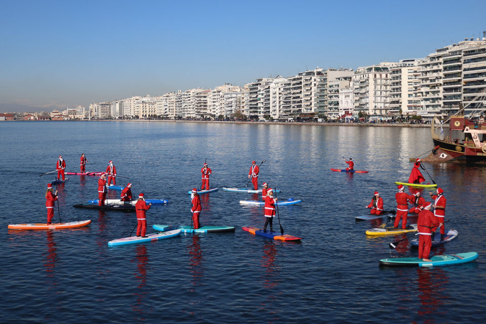 Θεσσαλονίκη: Ο Θερμαϊκός γέμισε Αγιους Βασίληδες-3