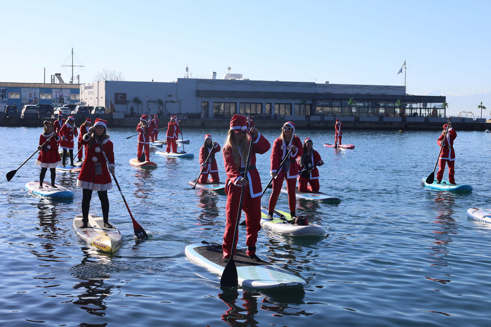 Θεσσαλονίκη: Ο Θερμαϊκός γέμισε Αγιους Βασίληδες-4
