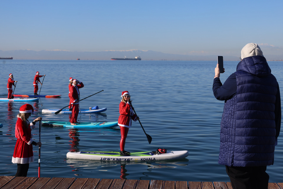 Θεσσαλονίκη: Ο Θερμαϊκός γέμισε Αγιους Βασίληδες-1