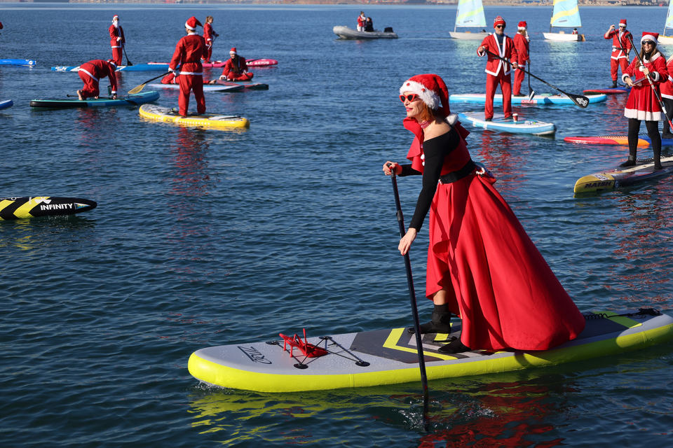 Θεσσαλονίκη: Ο Θερμαϊκός γέμισε Αγιους Βασίληδες-5