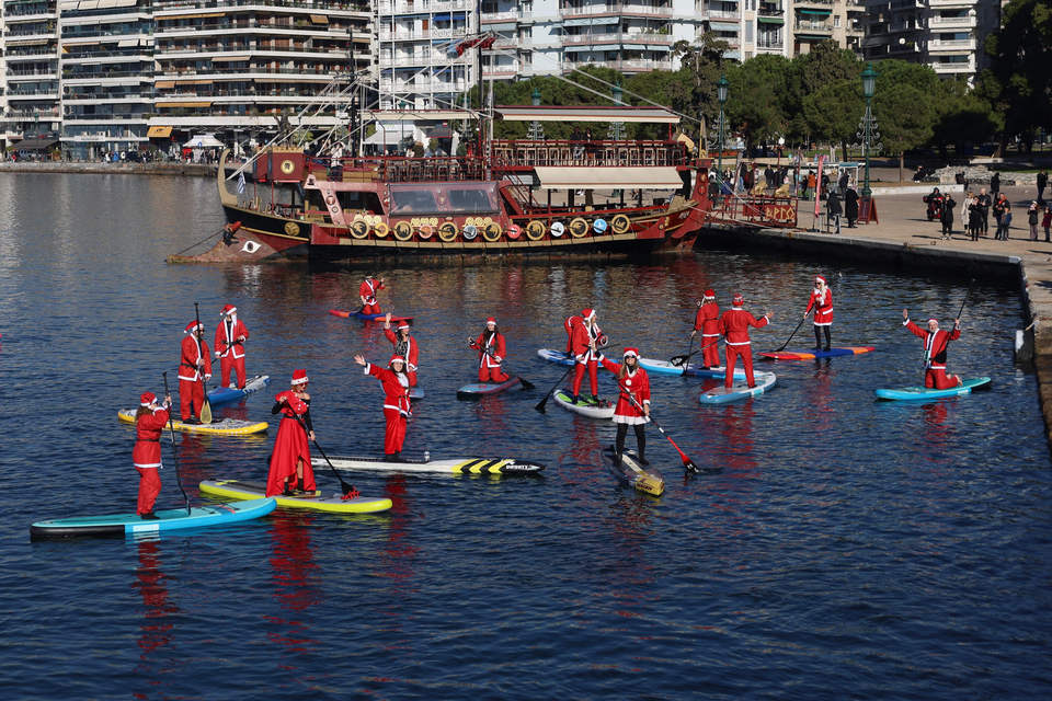 Θεσσαλονίκη: Ο Θερμαϊκός γέμισε Αγιους Βασίληδες-7