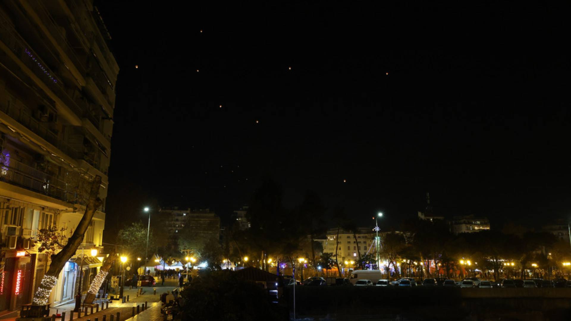 Θεσσαλονίκη: Εκατοντάδες φαναράκια στον ουρανό στην εκπνοή του 2023-2