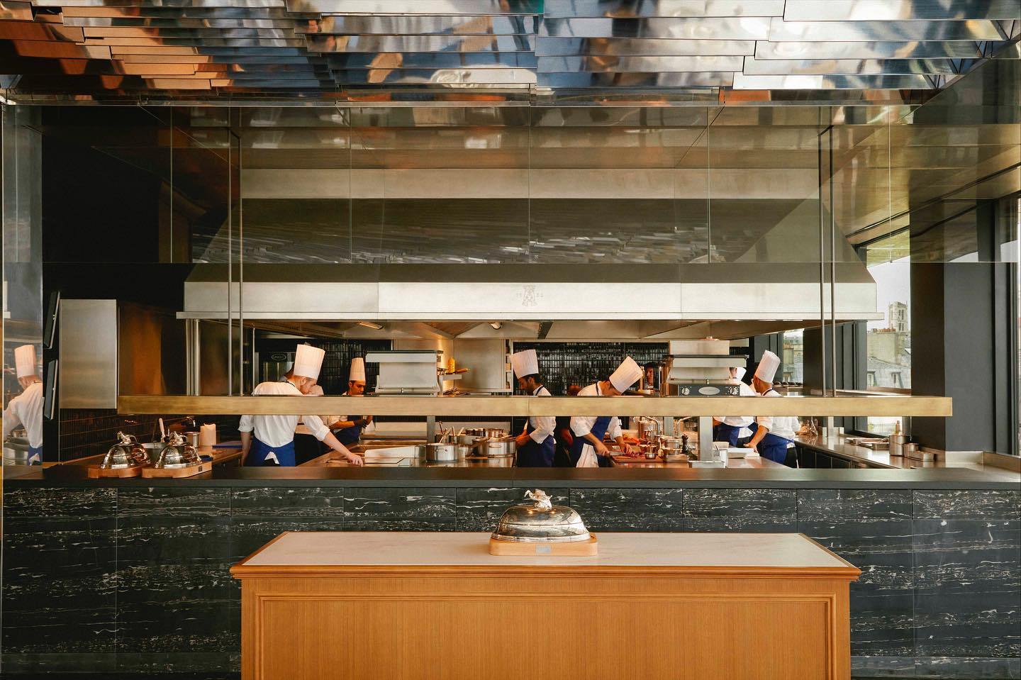 Εκλεκτό πελατολόγιο, 441 χρόνια ιστορίας, κάβα 320.000 κρασιών: Ανοιξε ξανά το θρυλικό Tour d’Argent στο Παρίσι-2