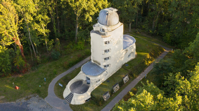 ενας-φάρος-που-κοιτάζει-τον-ήλιο-562775110