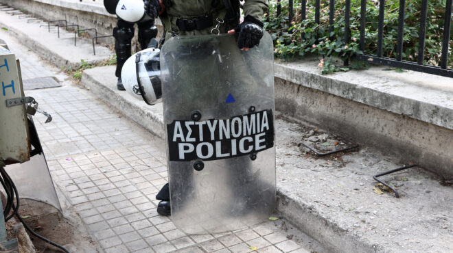 τραυματισμός-αστυνομικού-να-διακοπο-562772503