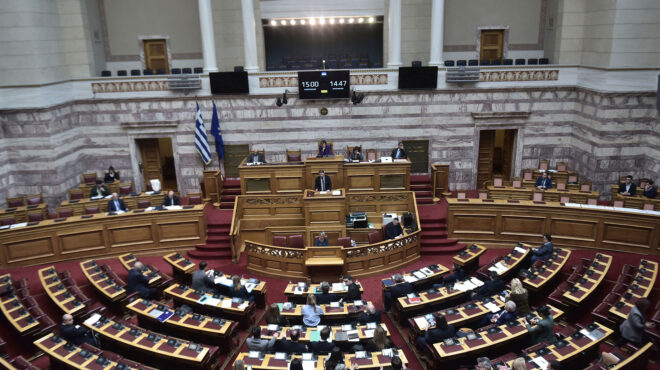 υψηλά-ντεσιμπέλ-στη-βουλή-για-τα-κόκκι-562761913