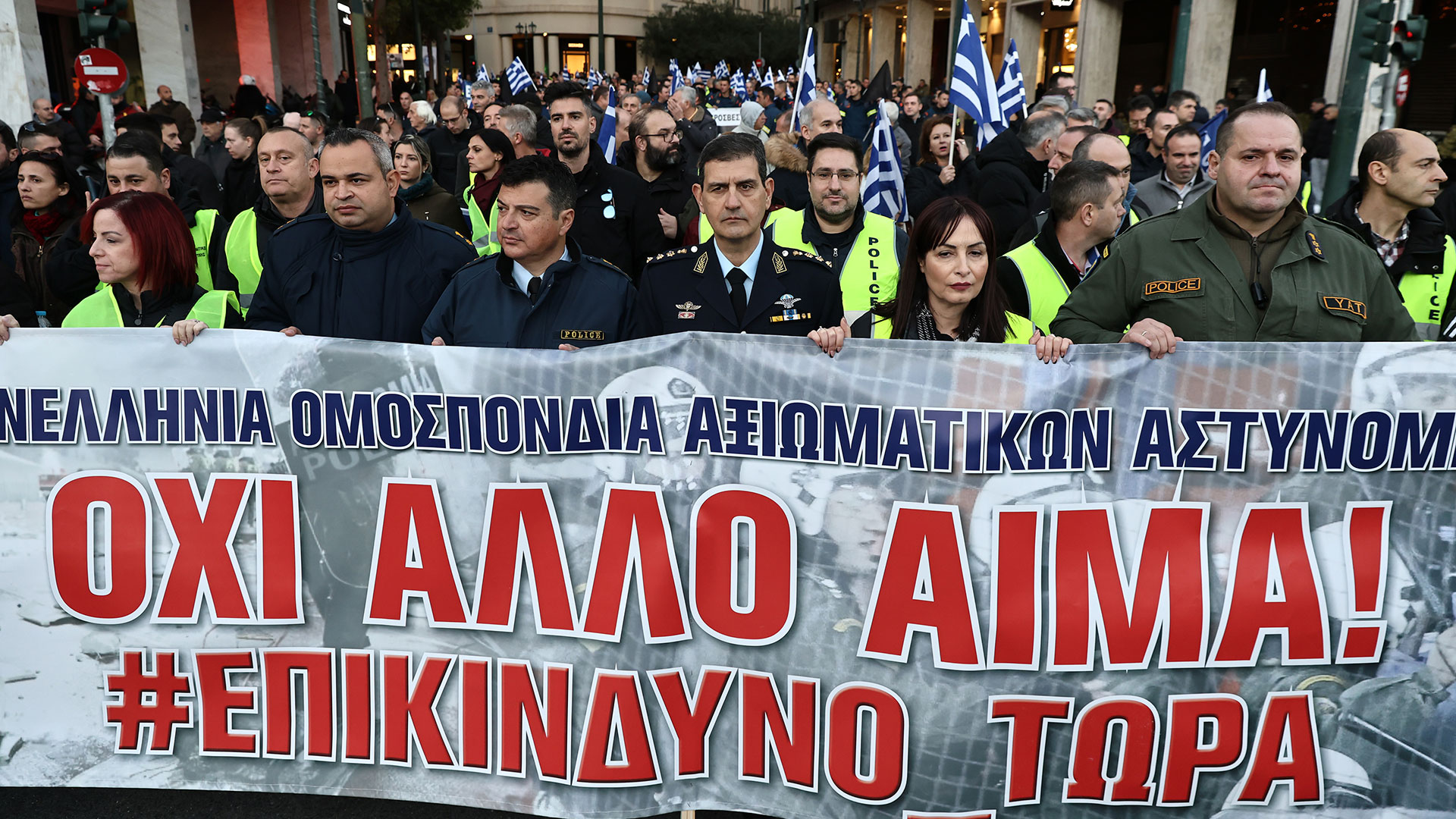 Καθιστική διαμαρτυρία ενστόλων έξω από τη Βουλή-2