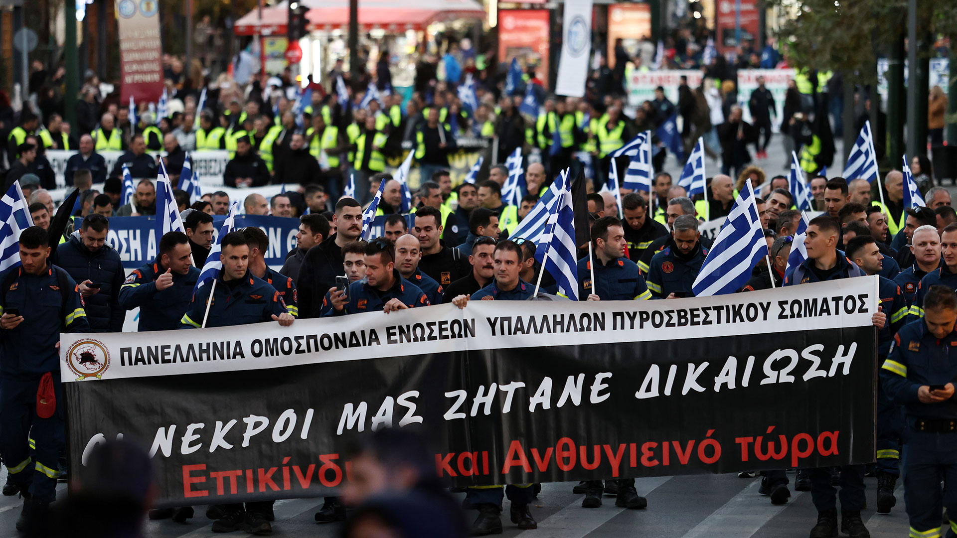 Καθιστική διαμαρτυρία ενστόλων έξω από τη Βουλή-4