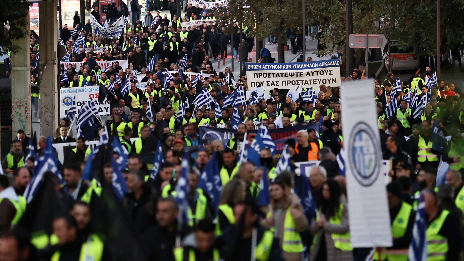 Καθιστική διαμαρτυρία ενστόλων έξω από τη Βουλή-1