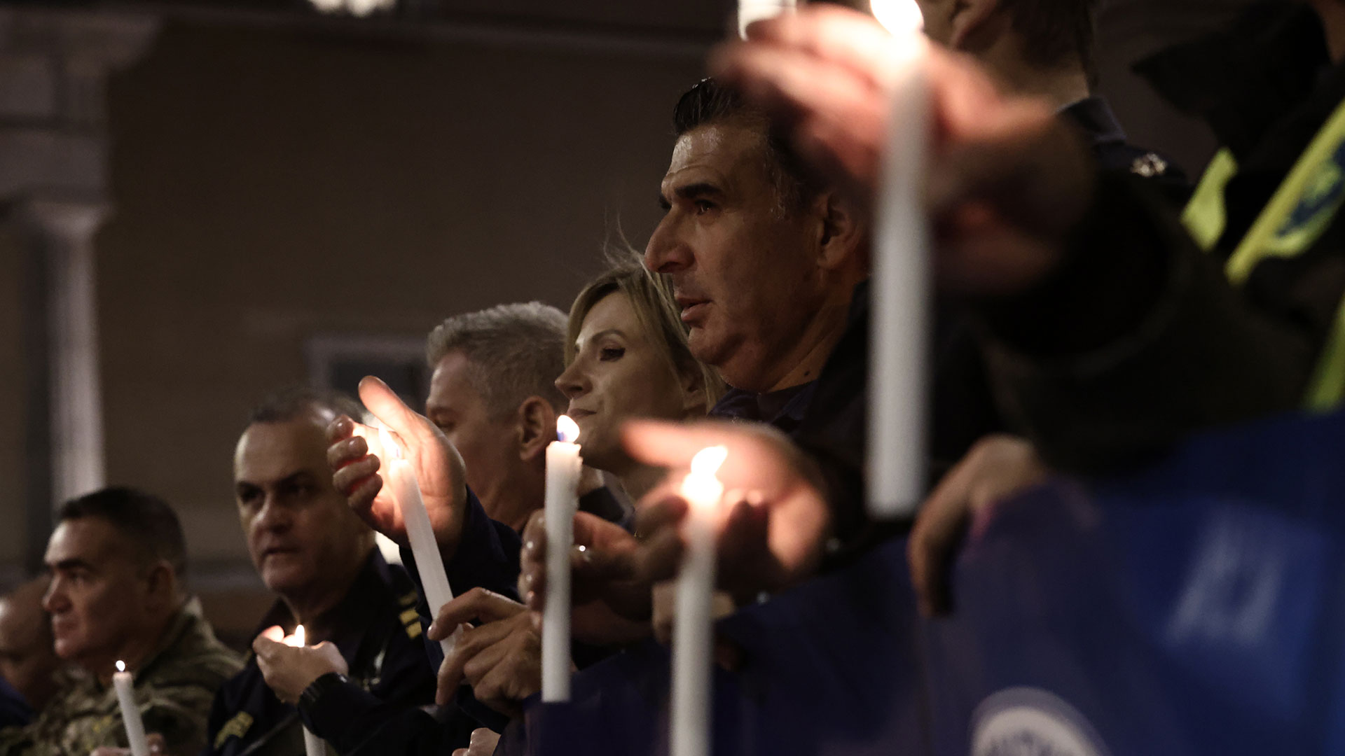 Καθιστική διαμαρτυρία ενστόλων έξω από τη Βουλή-3