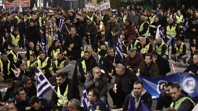 καθιστική-διαμαρτυρία-ενστόλων-έξω-α-562789744