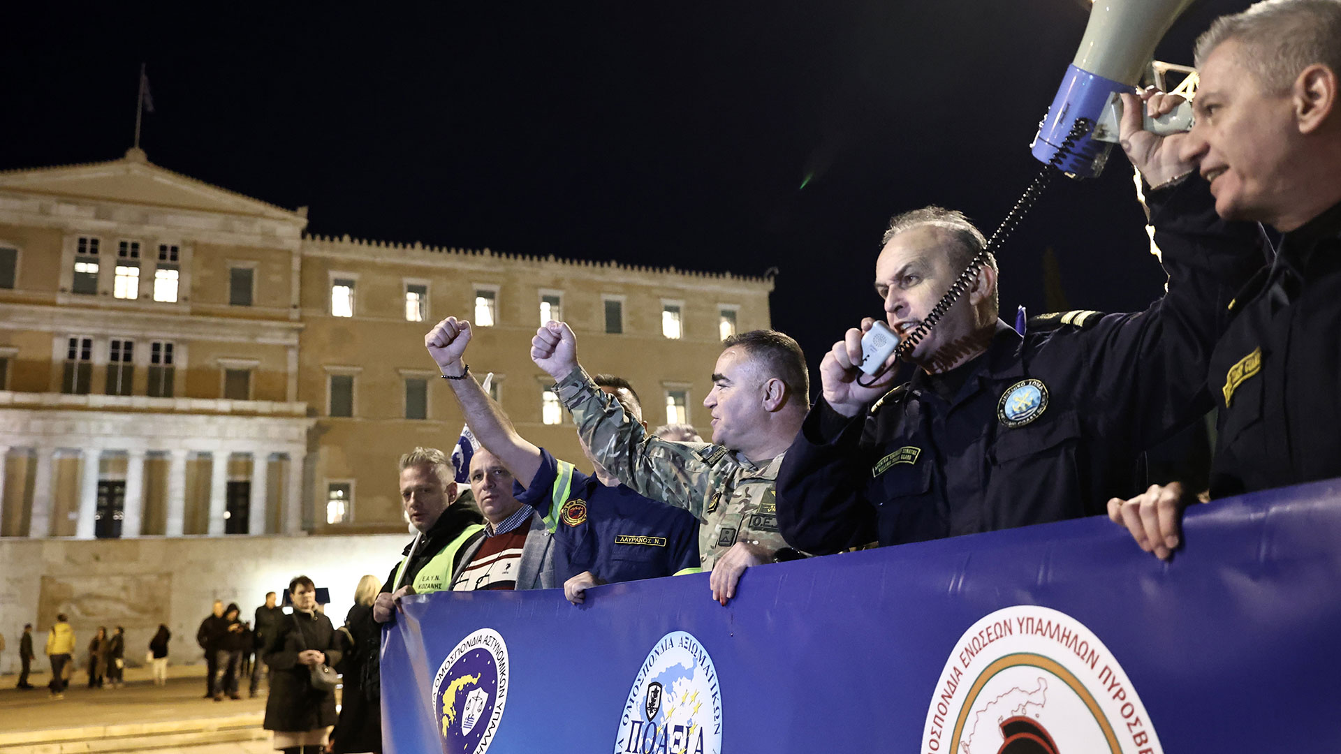 Καθιστική διαμαρτυρία ενστόλων έξω από τη Βουλή-6
