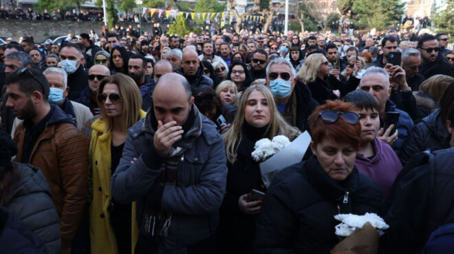 στις-12-το-μεσημέρι-η-ταφή-του-βασίλη-καρ-562801117