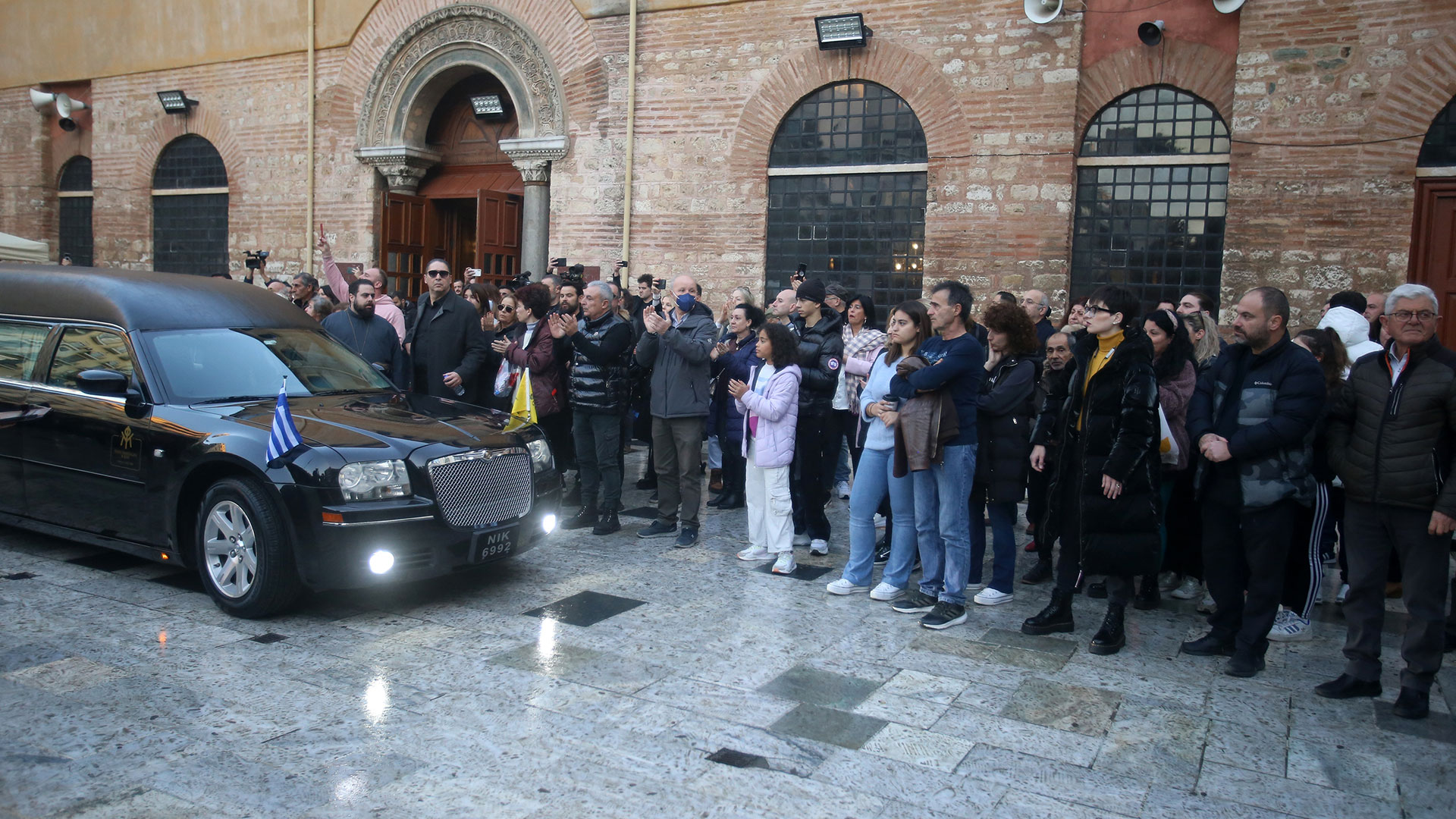 Βασίλης Καρράς: Χιλιάδες κόσμου στο τελευταίο «αντίο» (εικόνες)-3