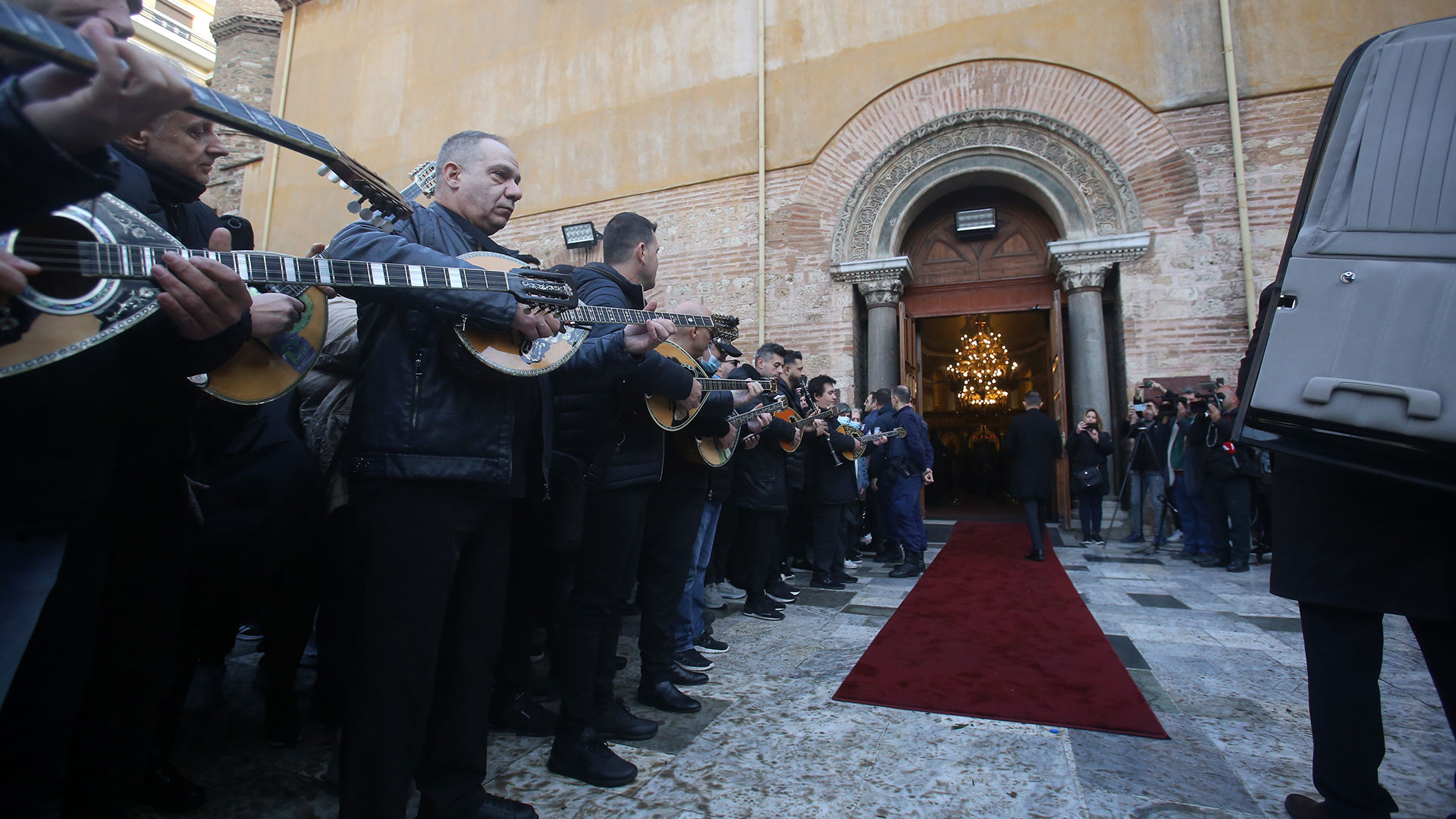 Βασίλης Καρράς: Χιλιάδες κόσμου στο τελευταίο «αντίο» (εικόνες)-2