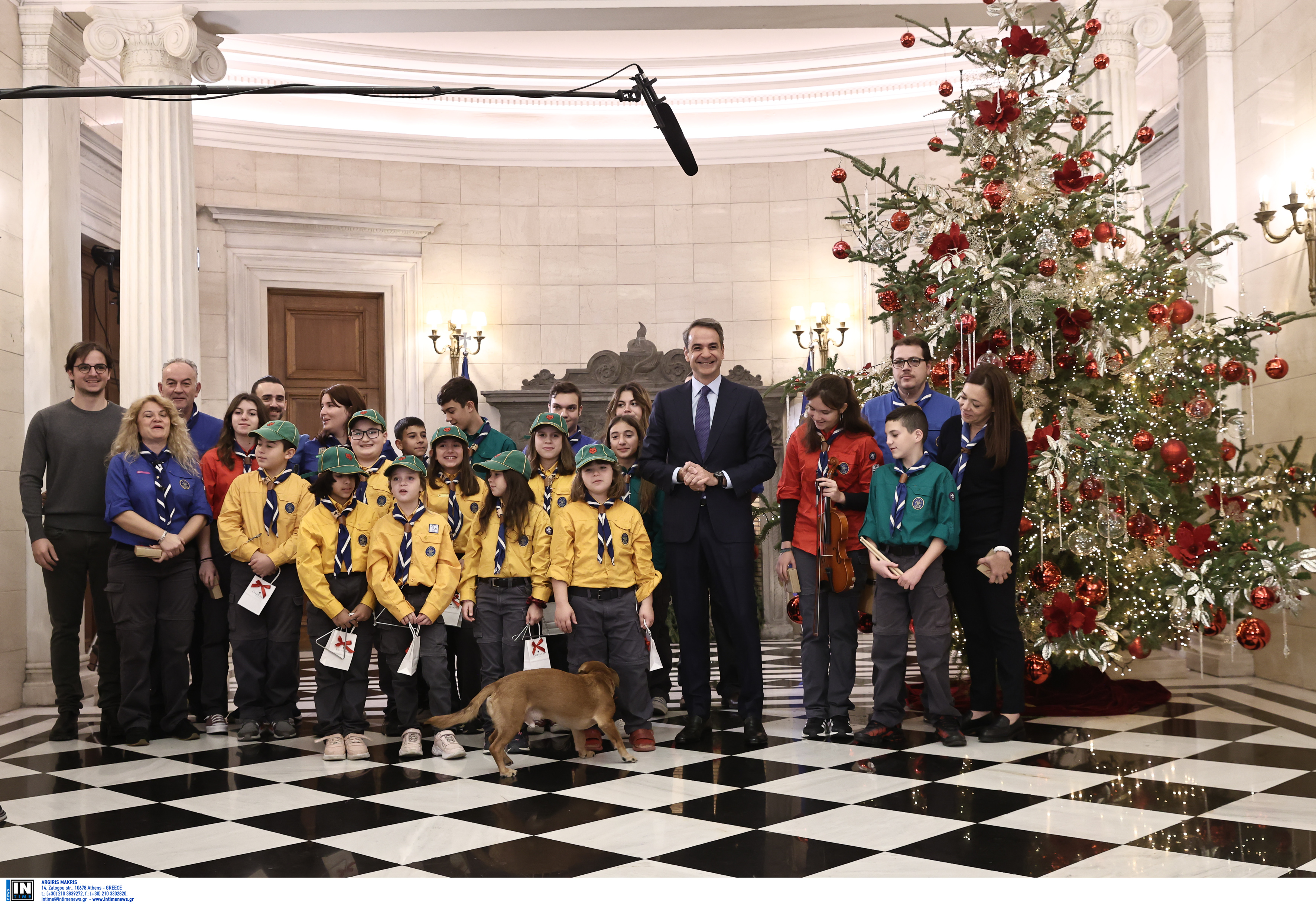 Κ. Μητσοτάκης: Ακουσε τα κάλαντα από το Σώμα Ελλήνων Προσκόπων-1
