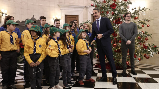 κ-μητσοτάκης-ακουσε-τα-κάλαντα-από-το-562809178