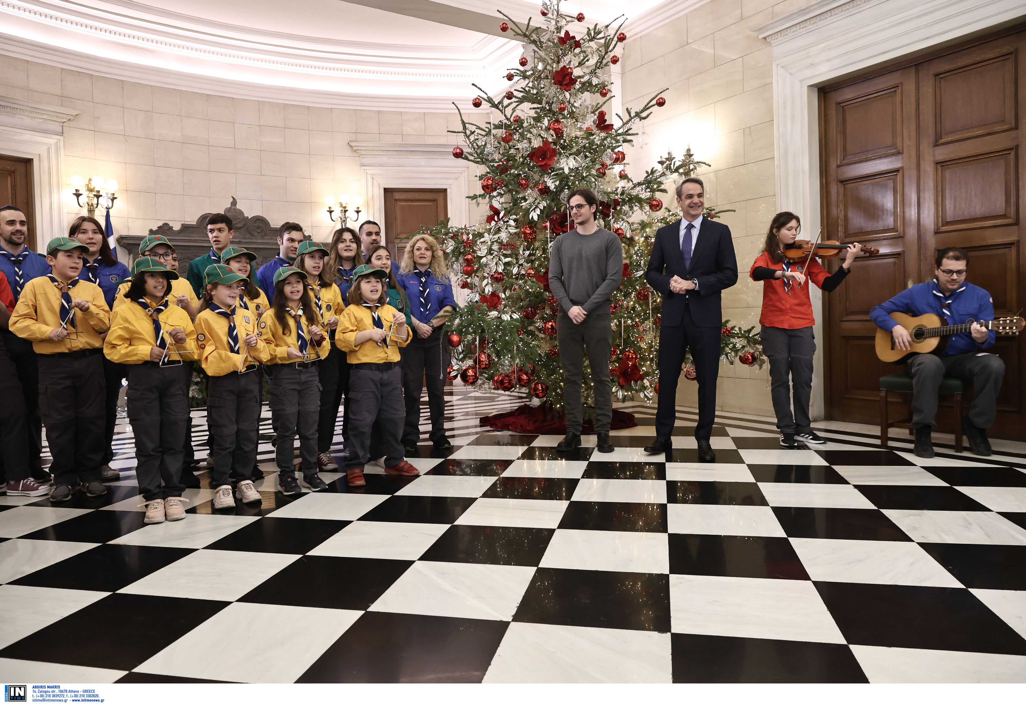 Κ. Μητσοτάκης: Ακουσε τα κάλαντα από το Σώμα Ελλήνων Προσκόπων-3