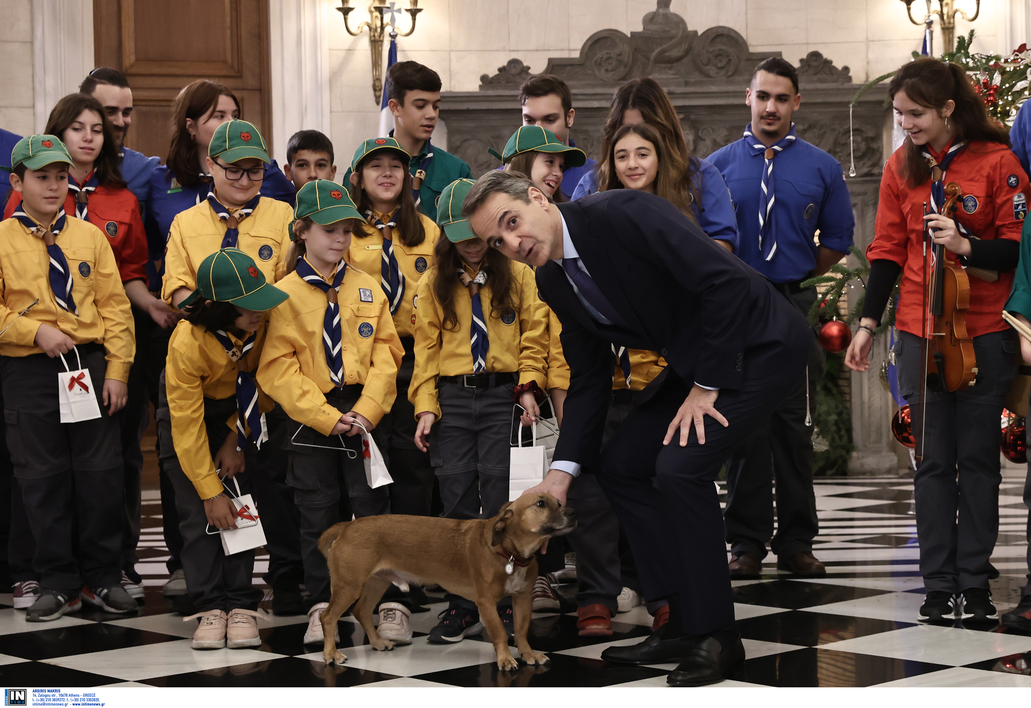 Κ. Μητσοτάκης: Ακουσε τα κάλαντα από το Σώμα Ελλήνων Προσκόπων-2