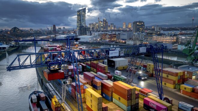 σύννεφα-ύφεσης-πάνω-από-γαλλία-και-γερ-562781821