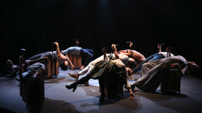 εδώ-οι-ρίζες-τους-αλλού-το-μέλλον-τους-562761760