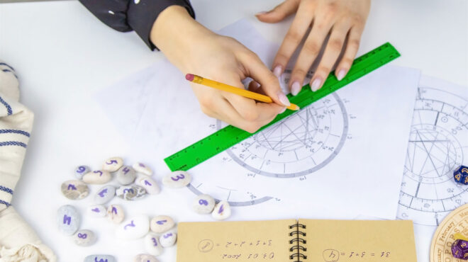 η-σχέση-των-ελλήνων-με-τα-ζώδια-αστρολό-562808437