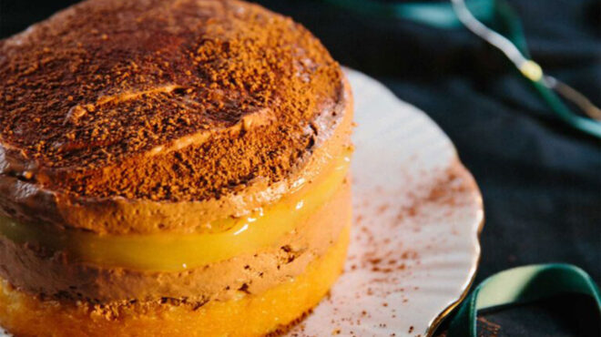 tούρτα-με-μους-πικρής-σοκολάτας-και-κρέ-562808821