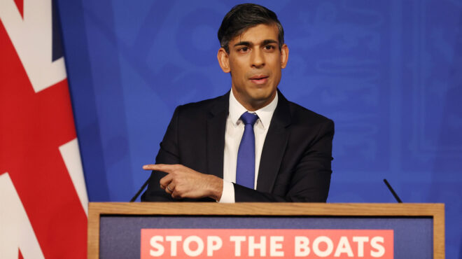 βρετανία-οι-απελάσεις-κοστίζουν-ακρι-562771474