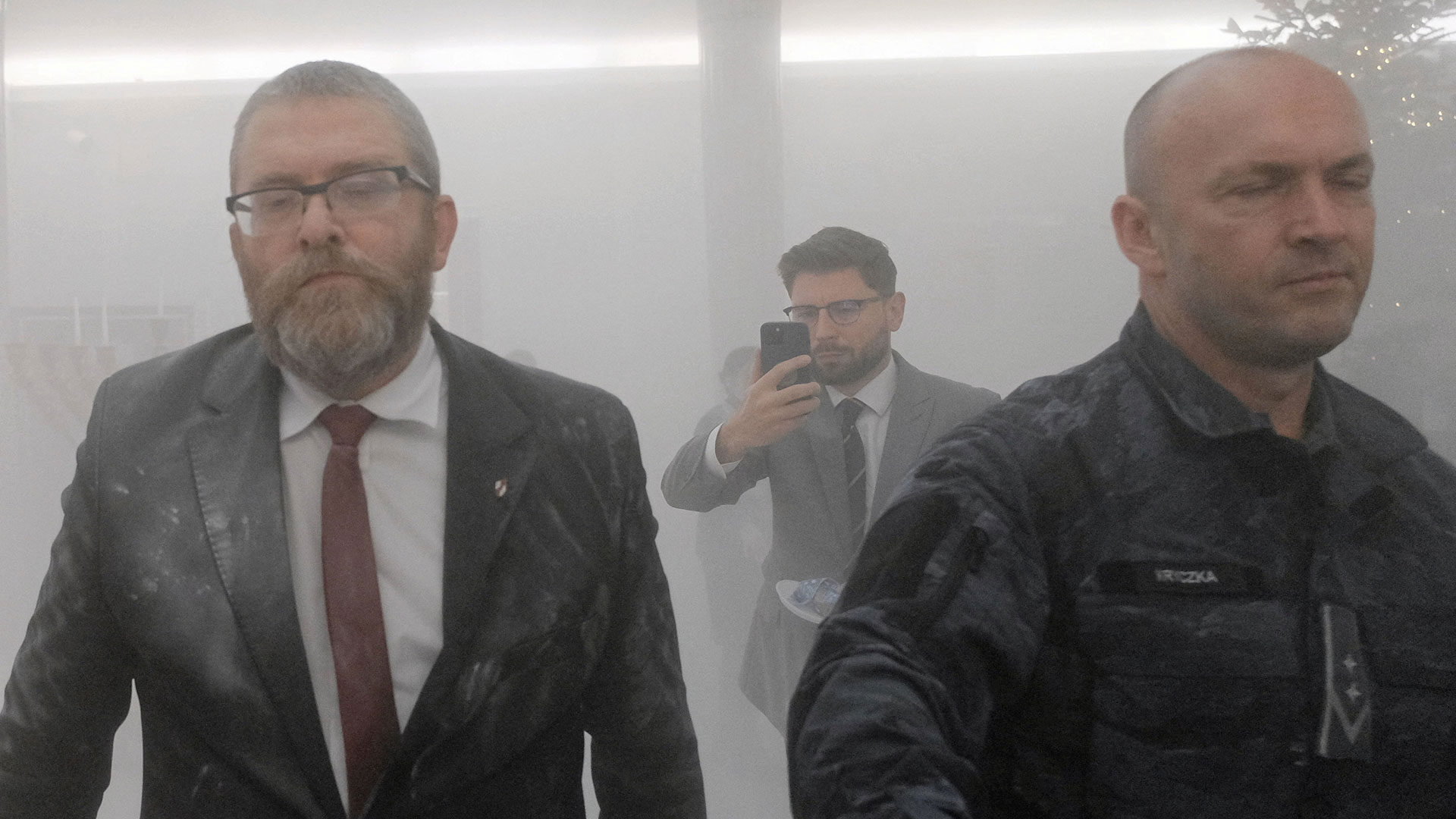 Πολωνία: Ακροδεξιός βουλευτής έσβησε με πυροσβεστήρα τα κεριά του Χανουκά-1