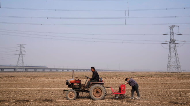 οι-νέοι-κινέζοι-επιστρέφουν-στο-χωράφ-562765306