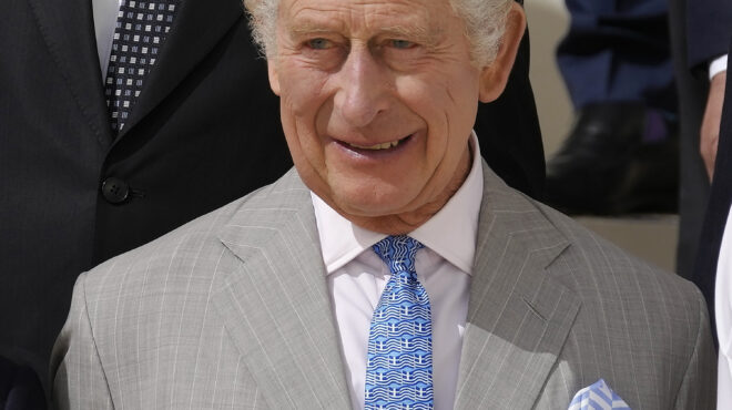 αμετακίνητος-ο-σούνακ-τα-γλυπτά-του-πα-562760308