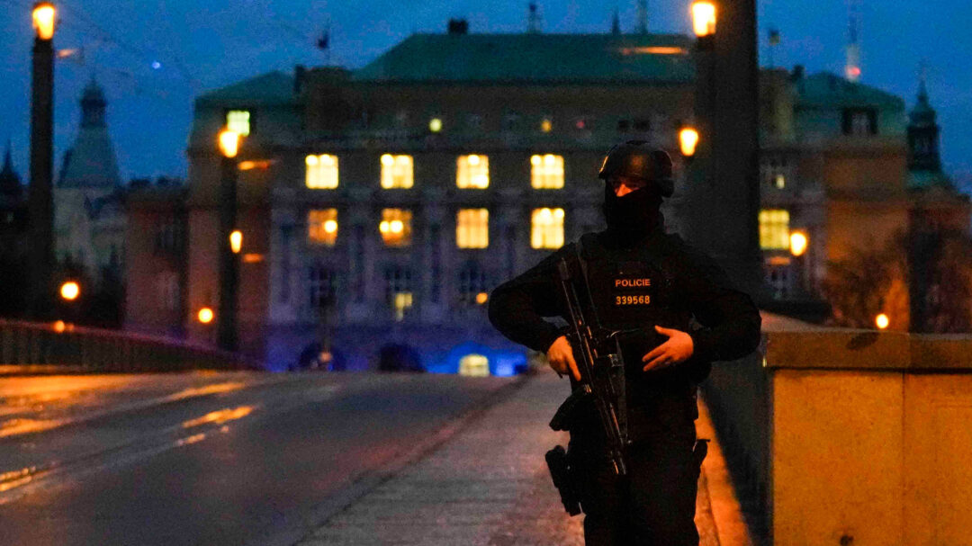 τσεχία-νεκροί-και-τραυματίες-από-πυρο-562795786