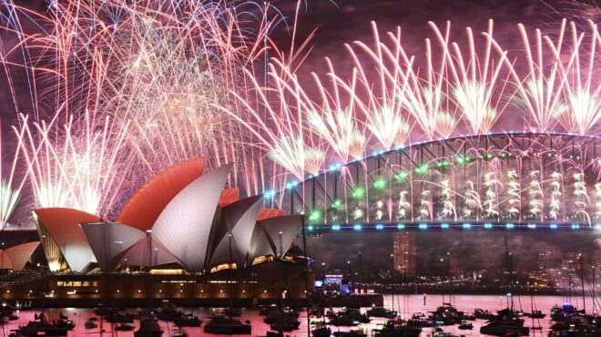 ο-πλανήτης-υποδέχεται-το-2024-εικόνες-απ-562809310