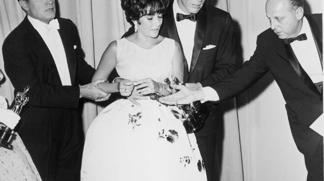 σε-δημοπρασία-το-φόρεμα-της-ελίζαμπεθ-562762603