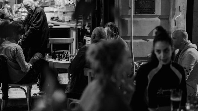 στις-σκακιέρες-της-αθήνας-στο-περιο-562770274