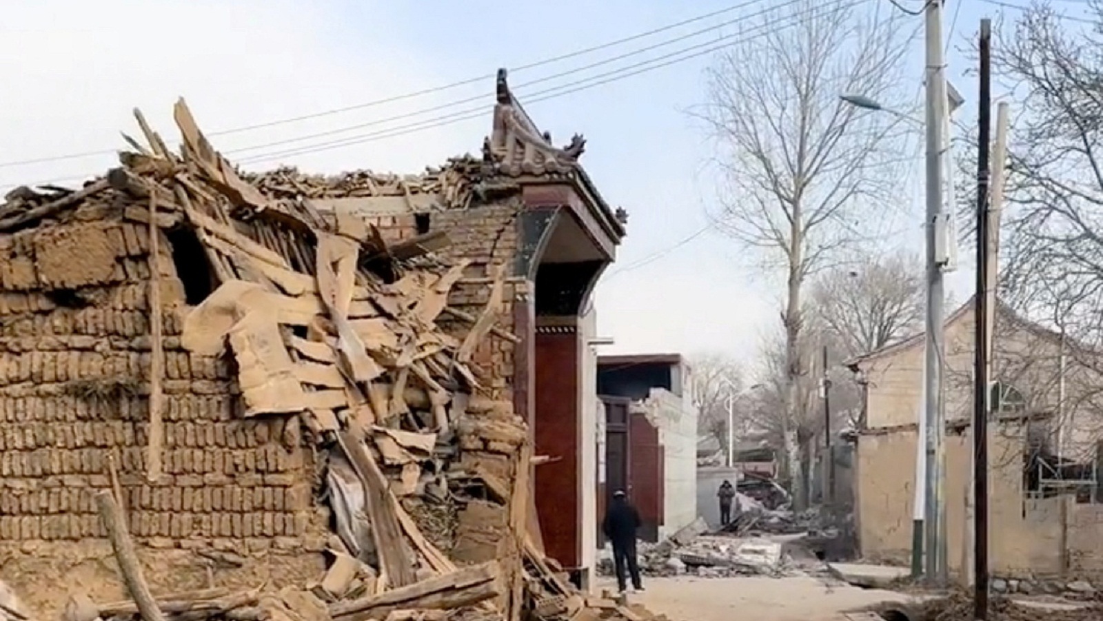 Κίνα: Πάνω από 150.000 σπίτια έχουν καταρρεύσει από τον σεισμό – 131 οι νεκροί-1