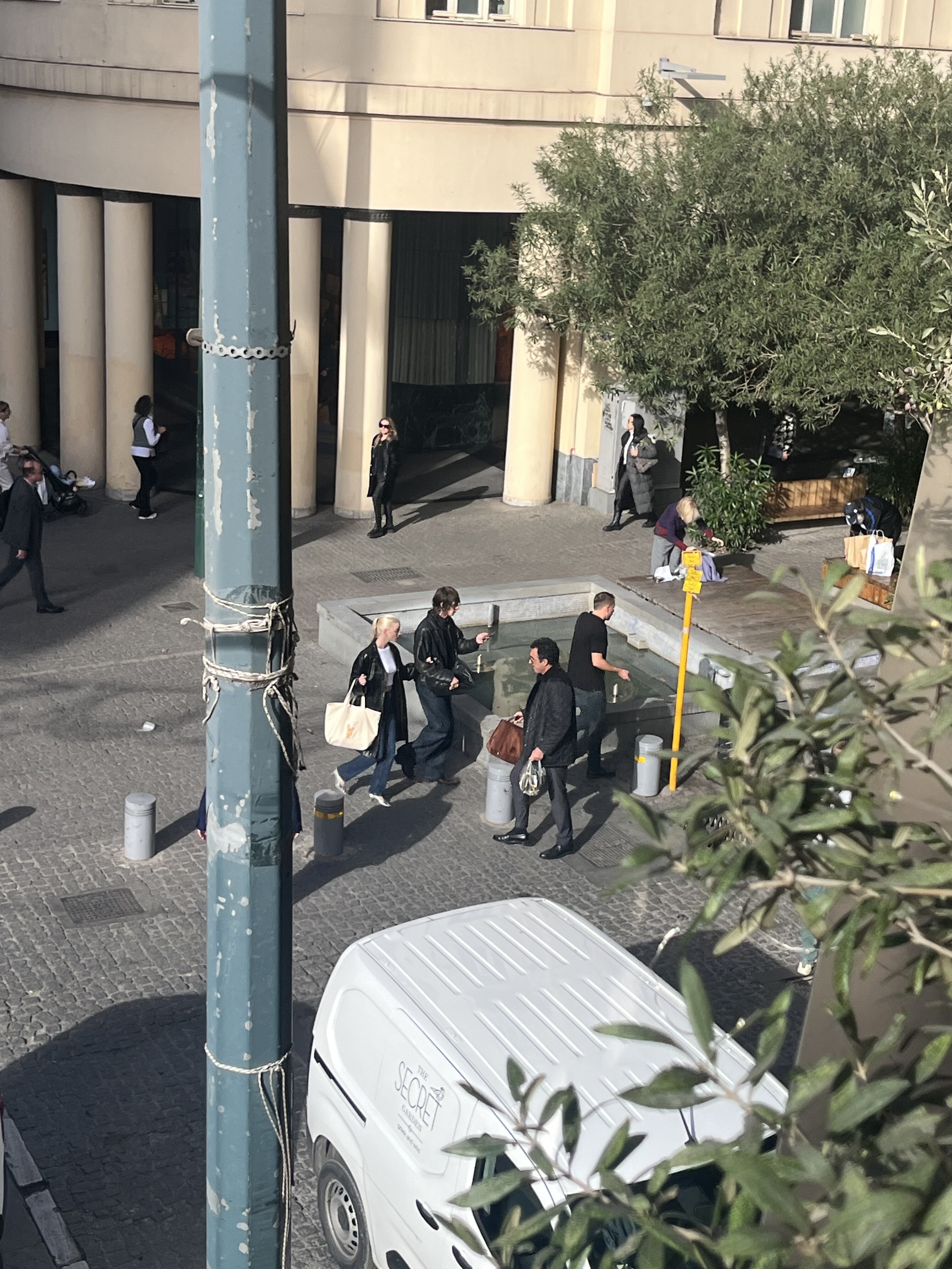 Στην Αθήνα η Ανια Τέιλορ – Τζόι: Εικόνες από τις βόλτες της στο κέντρο της πόλης-1