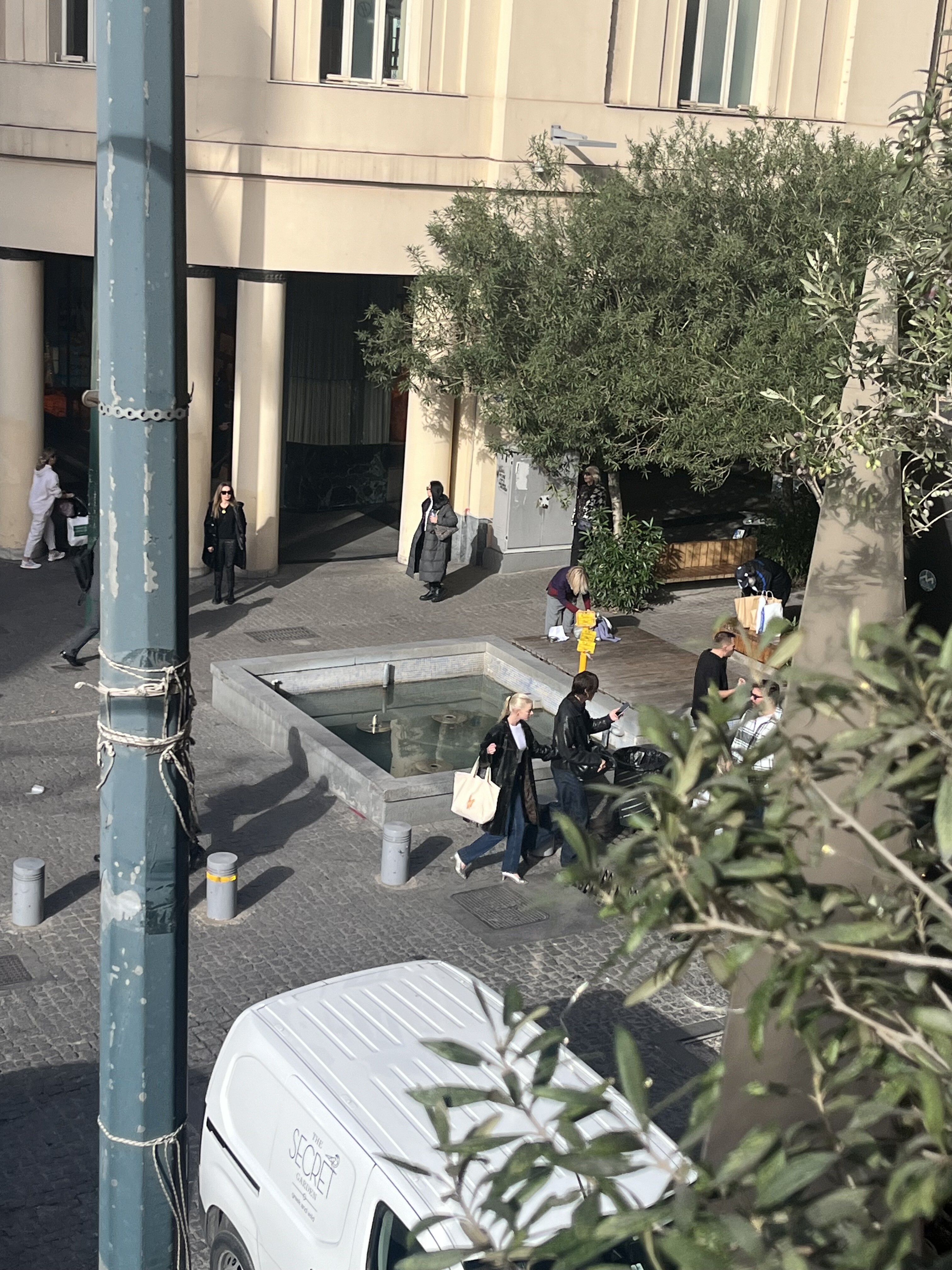 Στην Αθήνα η Ανια Τέιλορ – Τζόι: Εικόνες από τις βόλτες της στο κέντρο της πόλης-2